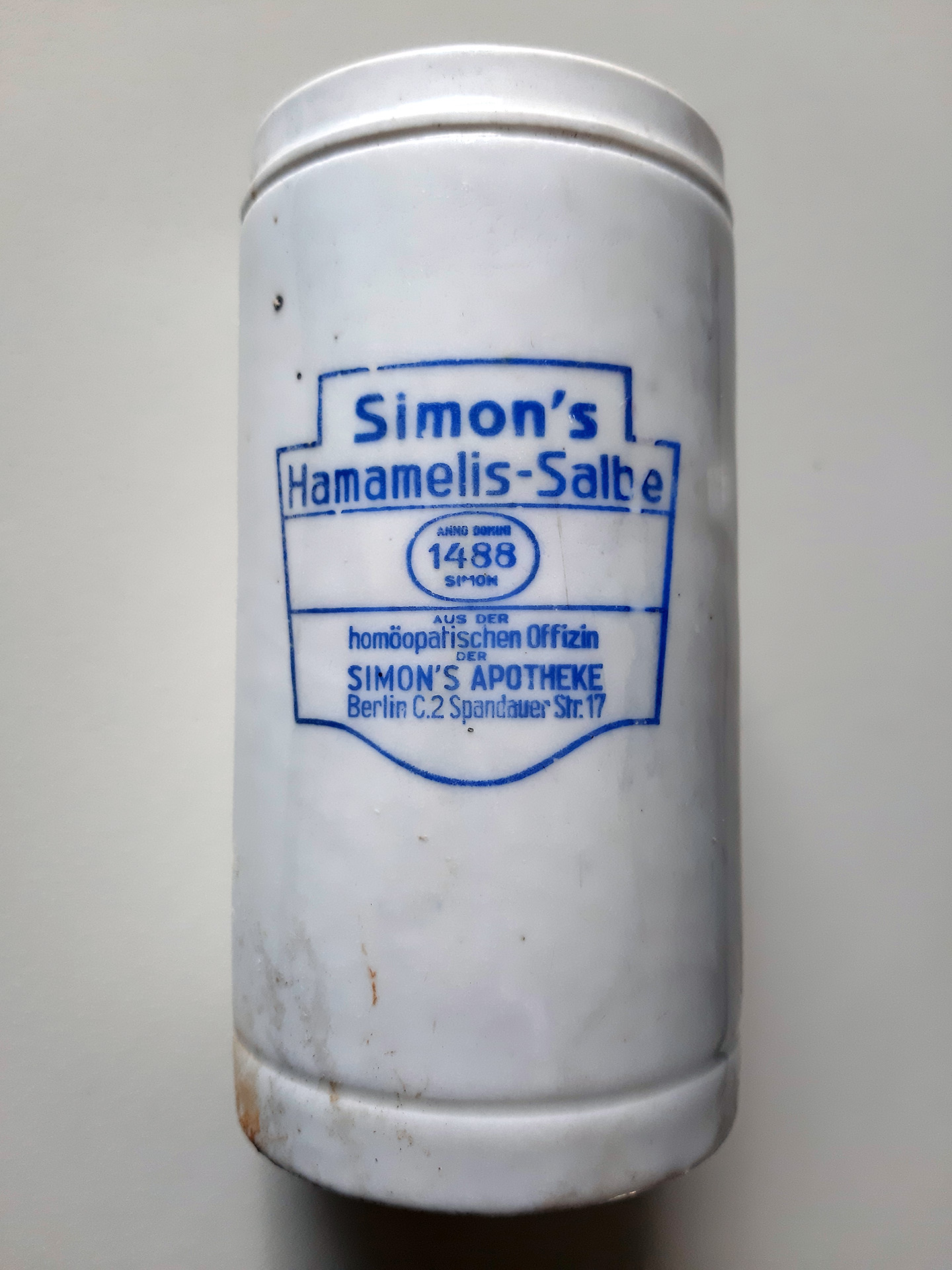 Zylindrischer Salbenbehälter aus Porzellan mit Aufdruck „Simon´s Hamamelis-Salbe…“